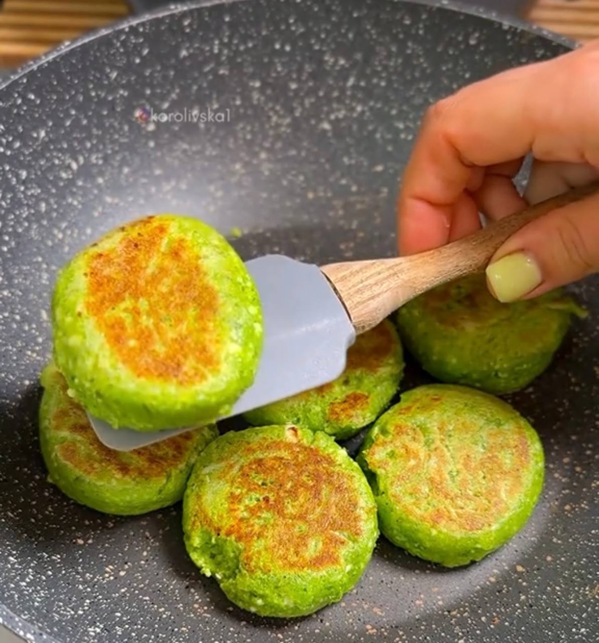 Сніданок, як у ресторані: рецепт вишуканих сирників зі шпинатом і спаржею